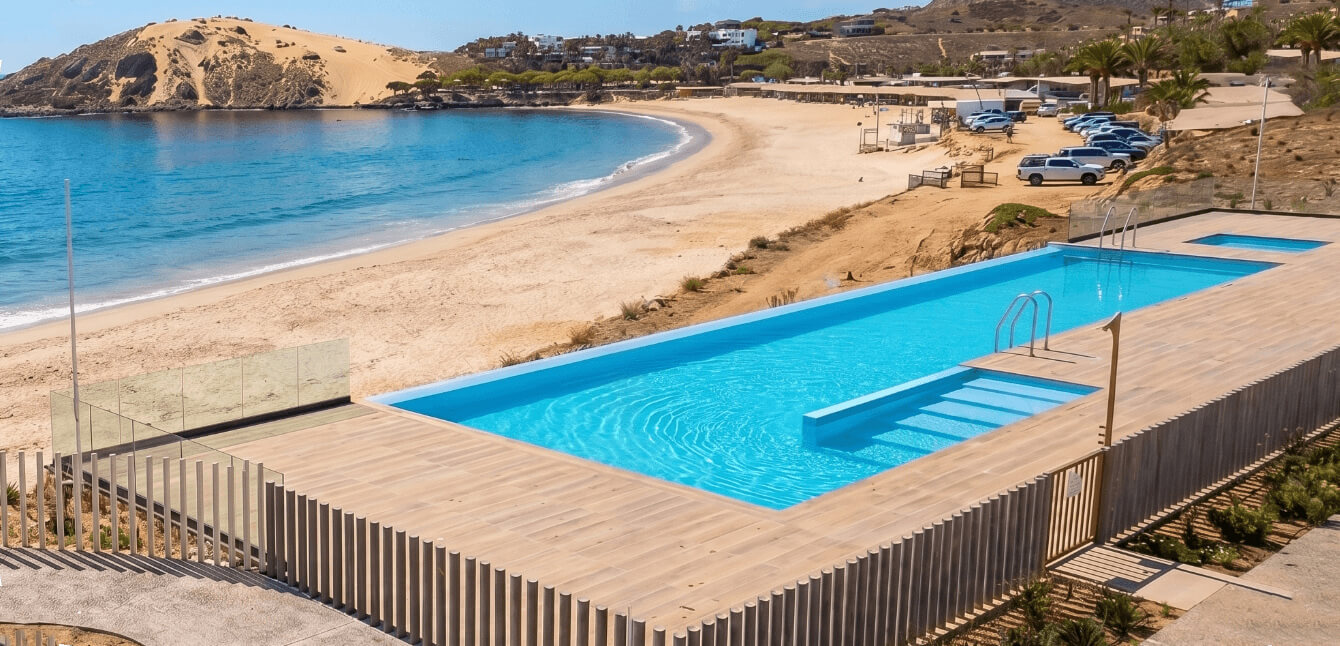 Piscina exterior junto a la playa