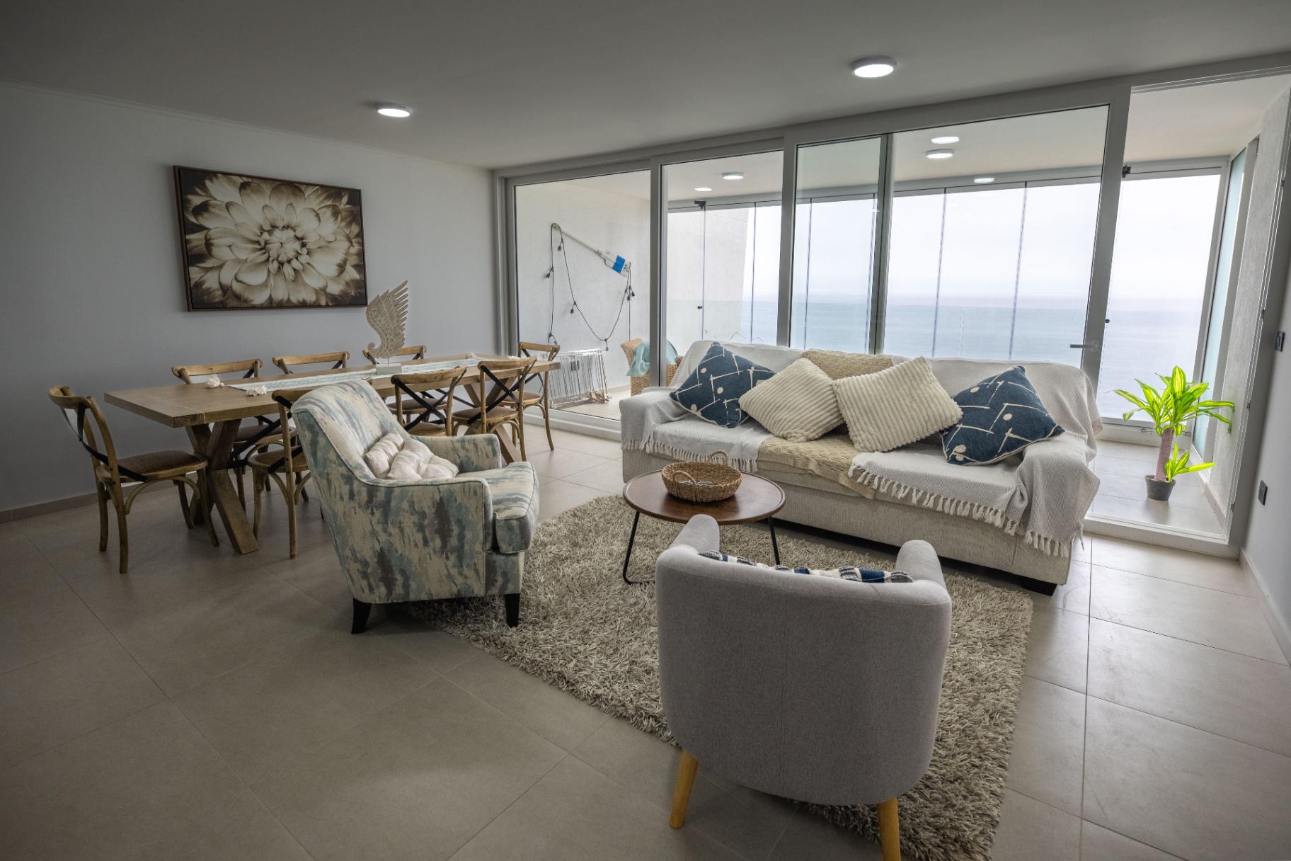 Living del departamento C frente al mar