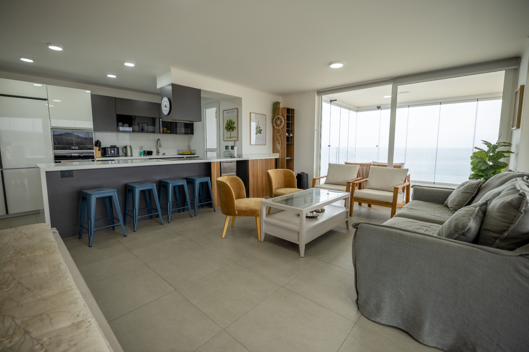 Living del departamento A frente al mar
